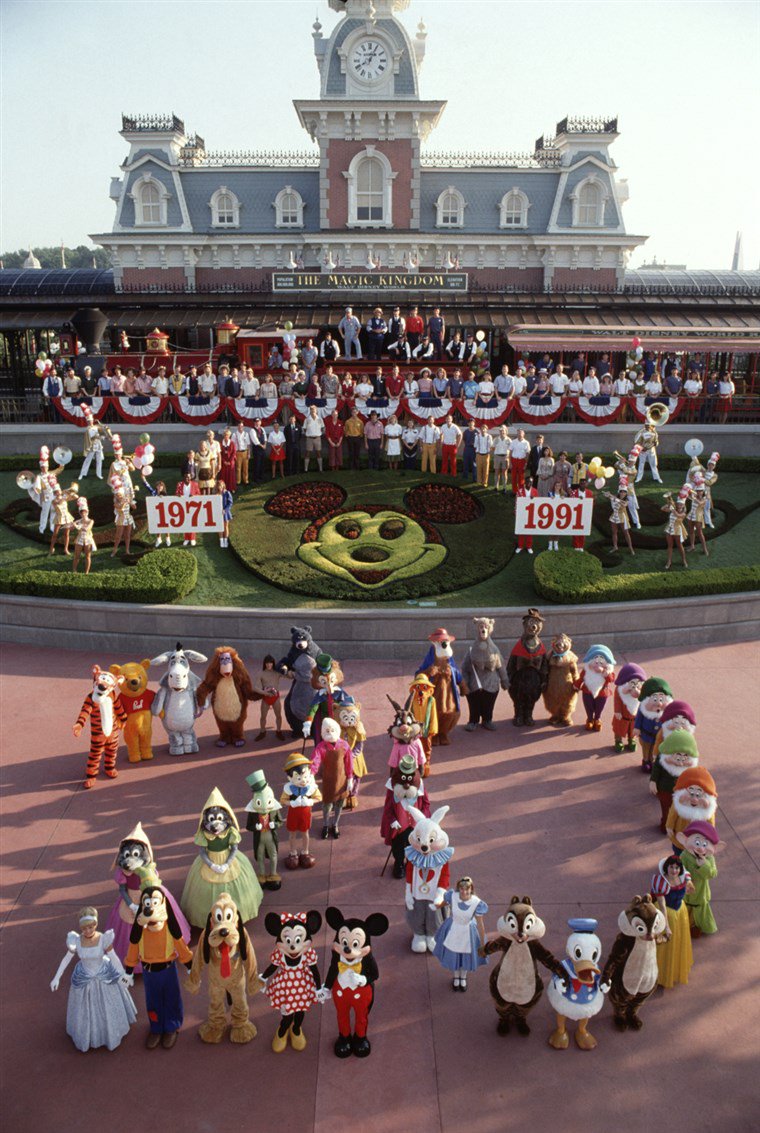 TheMickeyWiki's tweet photo. Why don't characters align in formation anymore? https://t.co/OTMr1zKdEC