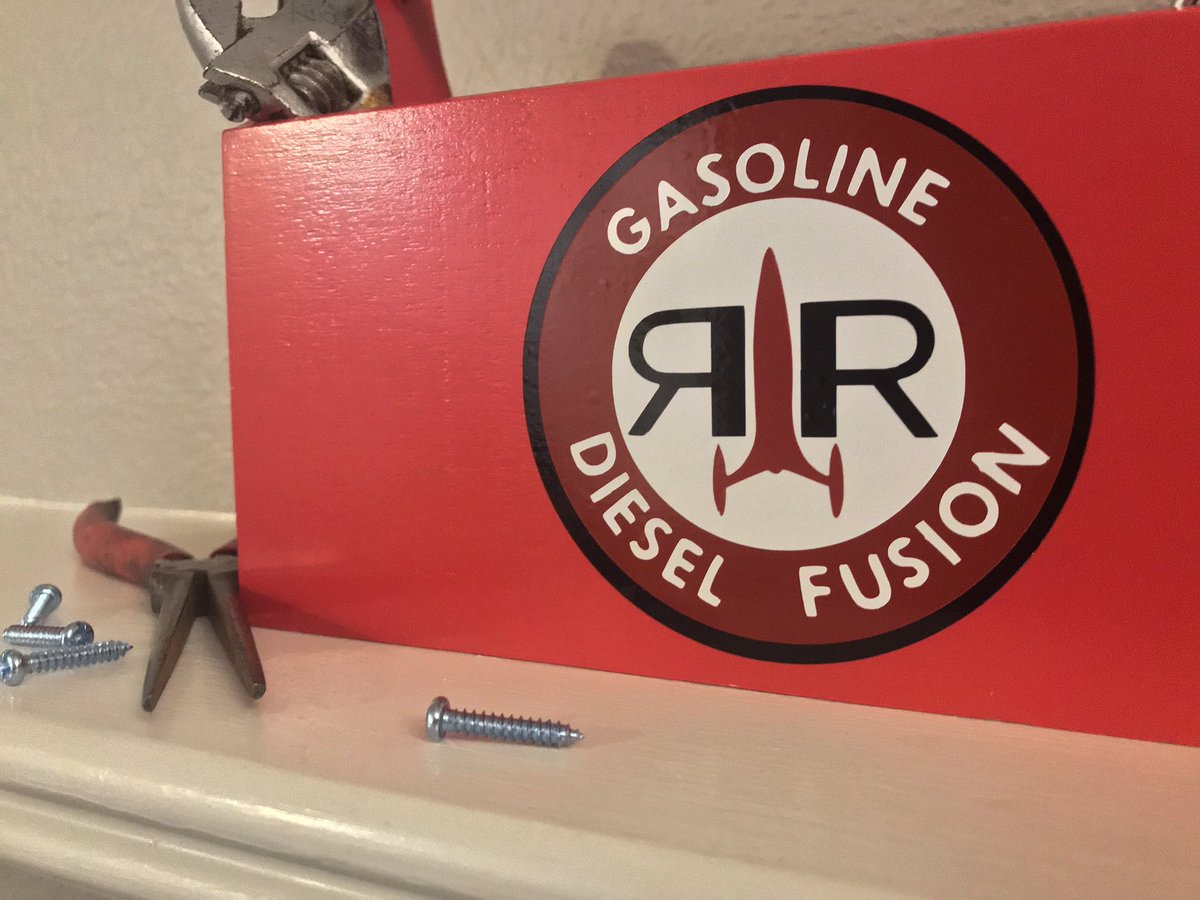 cabreeezy_'s tweet photo. I made a Red Rocket Gasoline toolbox! It’s wooden and could be used as a desktop organizer for office supplies ⛽️🚀 #Fallout #Fallout76 https://t.co/KceFuHhIcm