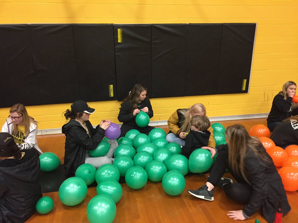 PburgAthletics's tweet photo. Perrysburg Softball helping the Toth Elementary PTO prepare for the Toth Family Dance. #BalloonArch #JacketsGivingBack https://t.co/vJu3GjYV3c