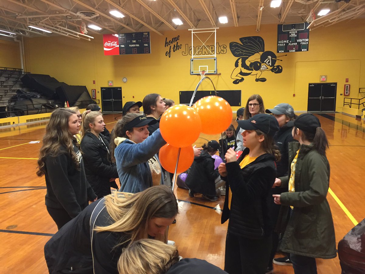 PburgAthletics's tweet photo. Perrysburg Softball helping the Toth Elementary PTO prepare for the Toth Family Dance. #BalloonArch #JacketsGivingBack https://t.co/vJu3GjYV3c