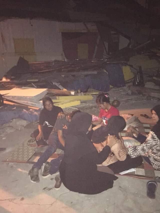 SuaraBiasa's tweet photo. Adakah mereka ini pelarian? Mereka warganegara Malaysia. Beginikah cara kerajaan negeri dibantu #PDRM untuk menghalau dan merobohkan kediaman mereka? Rakyat pasti bangkit tumbangkan kamu wahai kerajaan sementara #Penang #TerusTolakPH #PHBangsat #HakMelayuDijagaKepalaButoh https://t.co/YXvEtpPggV