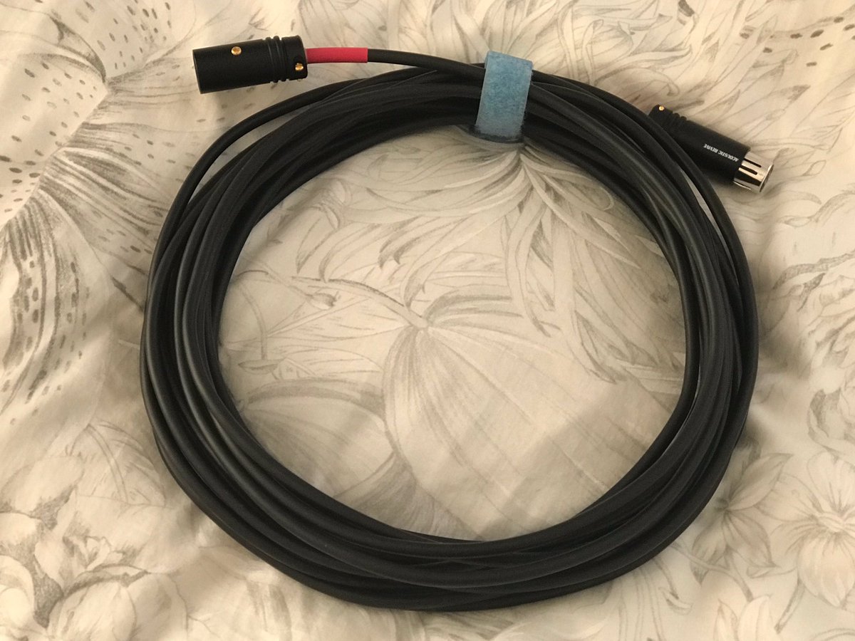 jazzsingermaya's tweet image. 私の朝活（笑）
マイクケーブル8の字巻き🤣
この巻き方、結構大事なんです。
Liveする時にこれがちゃんと出来てないと解いた時にクセがついていてぐちゃぐちゃになってたり、見た目も...
（続き↓）
instagram.com/p/BuuibA3lW0V/…

#jazzsingermaya
#acousticrevive
#マイクケーブル
#8の字巻きを極めたい