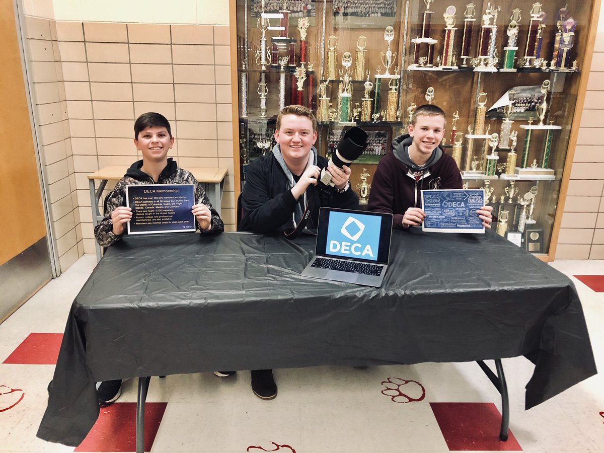 Out here at freshman orientation promoting the new DECA club and Yearbook!! -Isaac #bestyearever #STJTigerPride #deca @isaacratcliff_ <a href="/GueseKadin/">Kadin Guese</a>