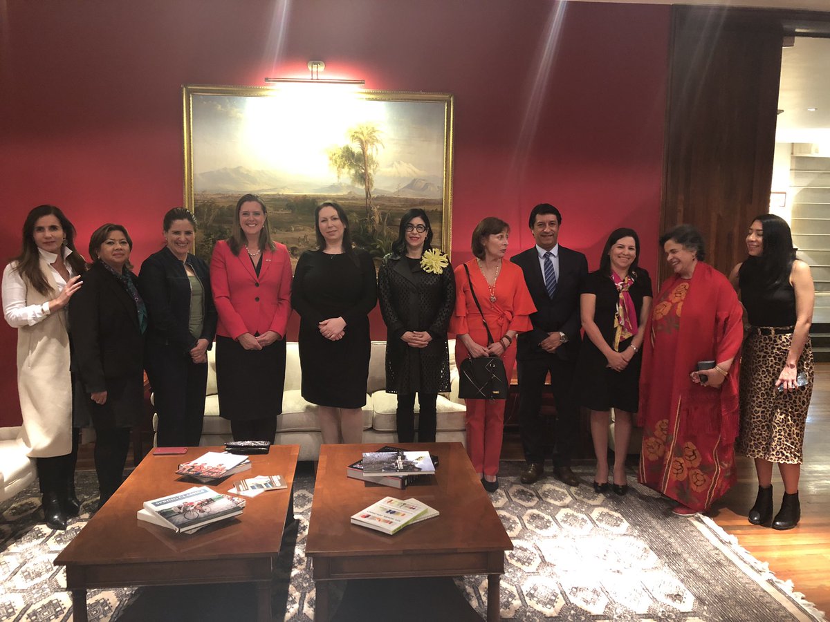 Un agradecimiento a <a href="/CorinRobertson/">Corin Robertson</a> por la invitación a una charla con <a href="/ElysiaGeo/">Elysia McCaffrey GEO</a> <a href="/tatclouthier/">Tatiana Clouthier</a> <a href="/BPR2012/">Beatriz Paredes</a> en <a href="/UKinMexico/">UK in Mexico🇬🇧🇲🇽</a> sobre igualdad y perspectiva de género con mujeres que están cambiando la cara de la política, los negocios y la sociedad