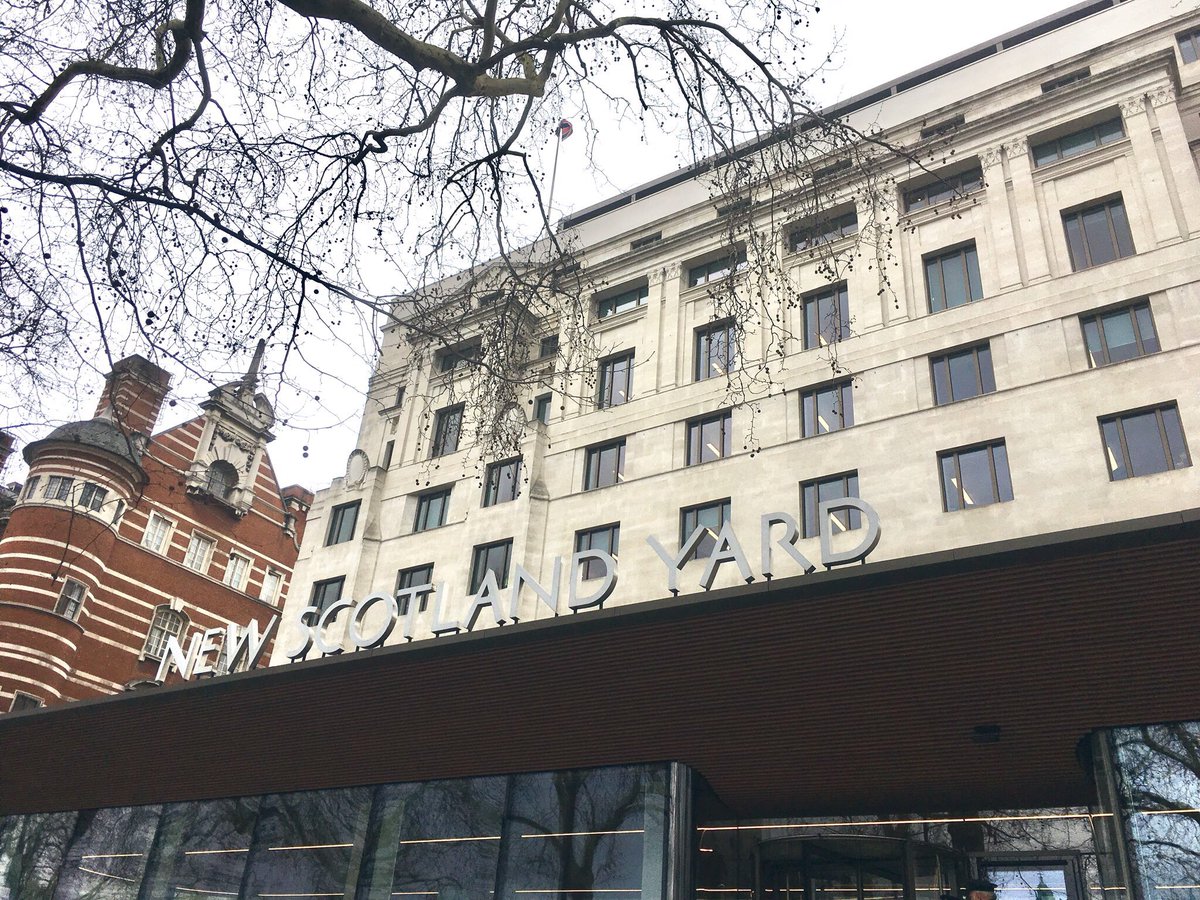 雫 イギリスの警察事情知らないけど レストレード警部はロンドン全域の担当してるし スコットランドヤード って呼ばれてるから所轄じゃなくて本部の人でしょ って事で行ってきた Km警察署と在英日本大使館に続き用事はない T Co Sjv8gccsuj