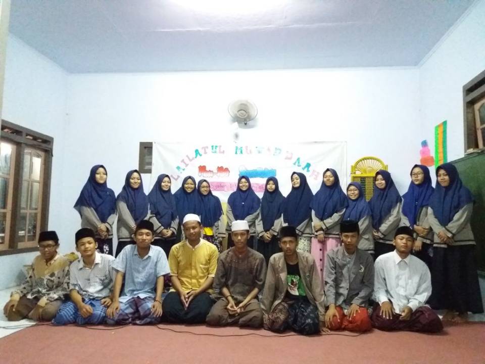 AzzaByun's tweet photo. Bolehkah aku rindu kalian??? 
Rindu akan tawa kalian, jail kalian, debat masalah sepele, pokoknya semua tentang kalian aku rindu😊
#imissyou💕 https://t.co/gMcCmZUUZb