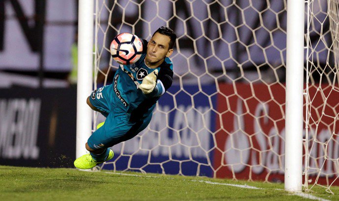 MeuBotafogo's tweet photo. E MENTIU?

No quadro "Papo de Gringo", do Seleção SporTV, Petkovic entrevistou Gatito Fernandez e perguntou quem pega mais pênaltis, ele ou Diego Alves, do Flamengo.

Gatito foi curto e grosso: "EU". https://t.co/TIUAu9pFkv