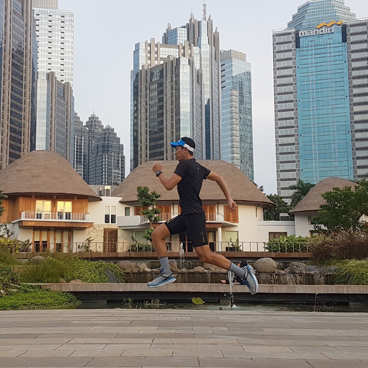 PlanetSportsRun's tweet image. Hoka One One Arahi 3: Responsif &amp;amp; gesit, ini sepatu stabilitas utk pelari bertapak kaki rata atau over pronasi yg butuh dukungan optimal. Menurut Chaidir Akbar (@titikhilang), triatlet, juga sesuai untuk pelari pronasi netral. Lihat ulasannya di ow.ly/wvCy30nXlOK #RUNNERid