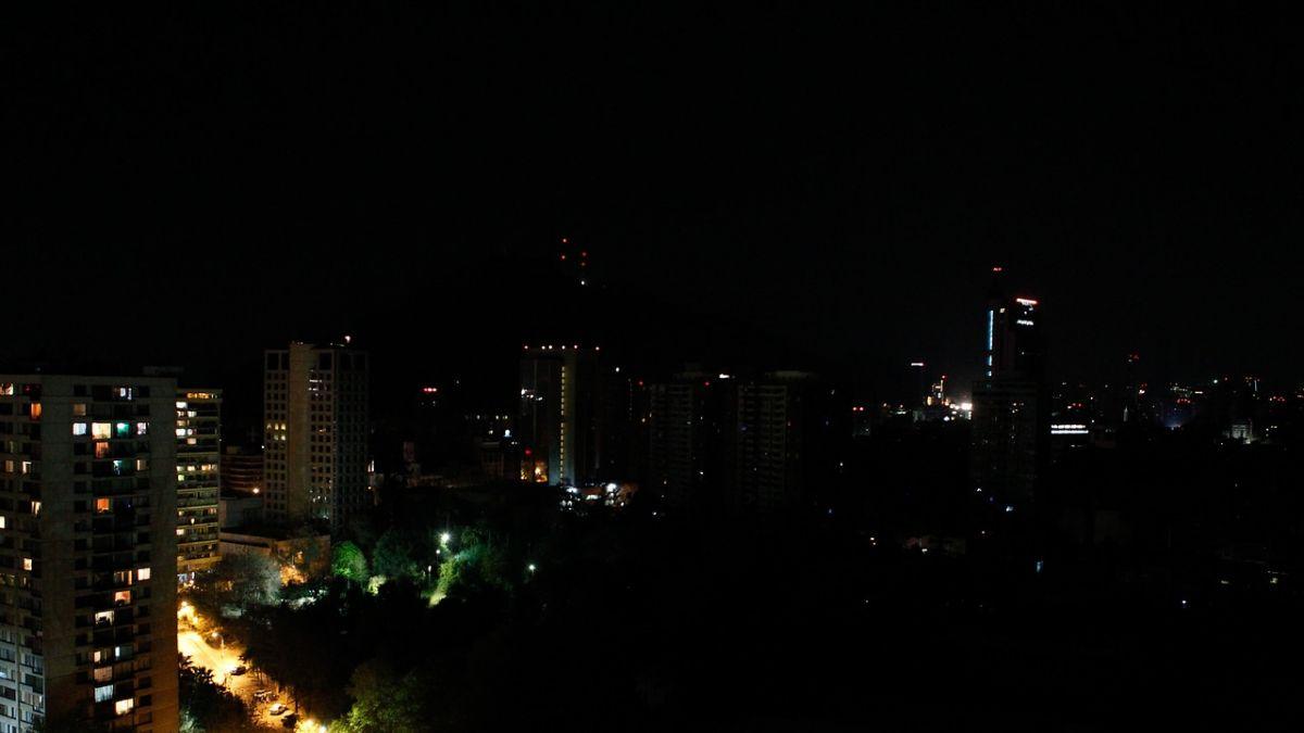 T13's tweet photo. 🔴 LO ÚLTIMO | Usuarios reportan corte de luz en Santiago Centro, Independencia y Recoleta » https://t.co/4RPcSuNycb https://t.co/EKFxGtwZMW