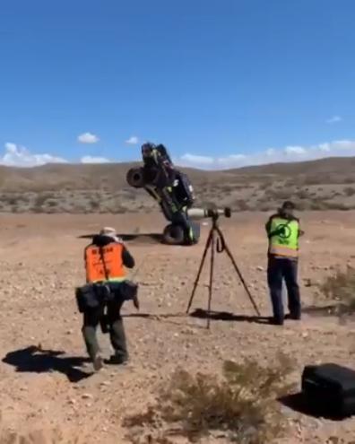 If there be style notes like in Olympic figure skating we say that is at least a 9.8! 👍Jayson Strachan drove away so all is good #Mint400  <a href="/OffRoadIntl/">Off-Road Intl.</a> <a href="/Puro_Off_Road/">Puro Off-Road</a> <a href="/TrophyTruckRace/">Trophy Truck Racing</a> <a href="/arthurhguide/">Arthur Hahn</a>  #DesertRacing facebook.com/TrophyTruck/po… …