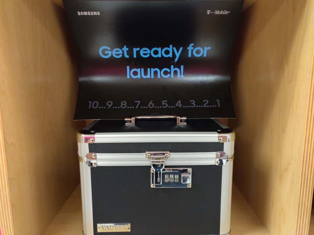 Chris_A_707's tweet photo. Super excited to see "WHAT'S IN THE BOX!?!?" Tomorrow from @SamsungMobileUS!! @DP_Samsung @deja_benefield @momoneytash  @AdrianVanHooser @kn_blurbs https://t.co/A20PLj8hrg