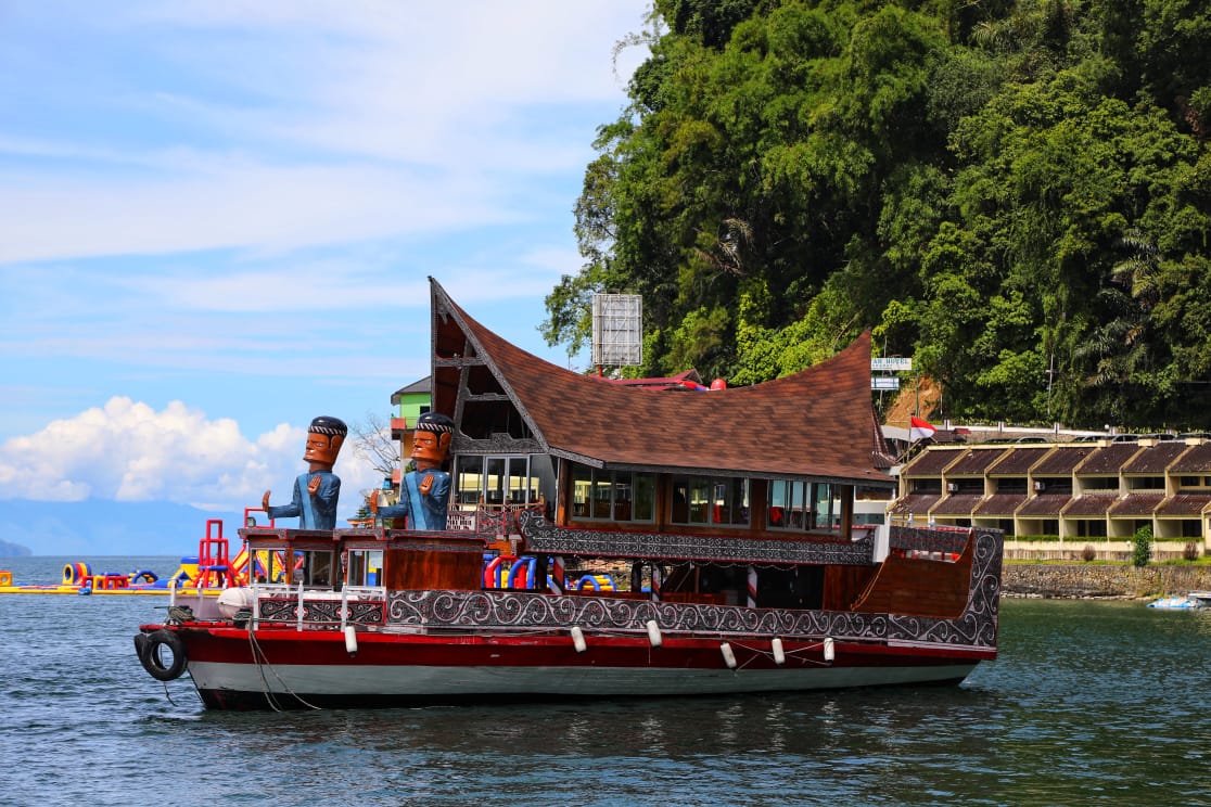 KemenkoInfra's tweet photo. Naik kapal keliling Danau Toba,
Itu kapal dan Rumah Batak Terapung,
Tidak terasa akhir pekan telah tiba.
Sudah pilih tempat berkunjung?
#sahabatmaritim sudah pilih ke mana untuk akhir pekanmu?
📸 Grace
#maritimphotoseries #maritim #danau #toba #plesir #wonderfullindonesia https://t.co/Hj95hpvpQ9
