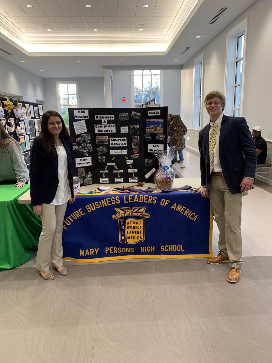 MaryPersonsFBLA's tweet photo. Thanks to @_anokhipatel and @jimbofinch9 for manning our recruitment table at 8th grade transition night! Congratulations to Madison R; she was the winner of our prize basket! #champs #leadership #recruitment #joinfbla https://t.co/Sn9DIpFuXK
