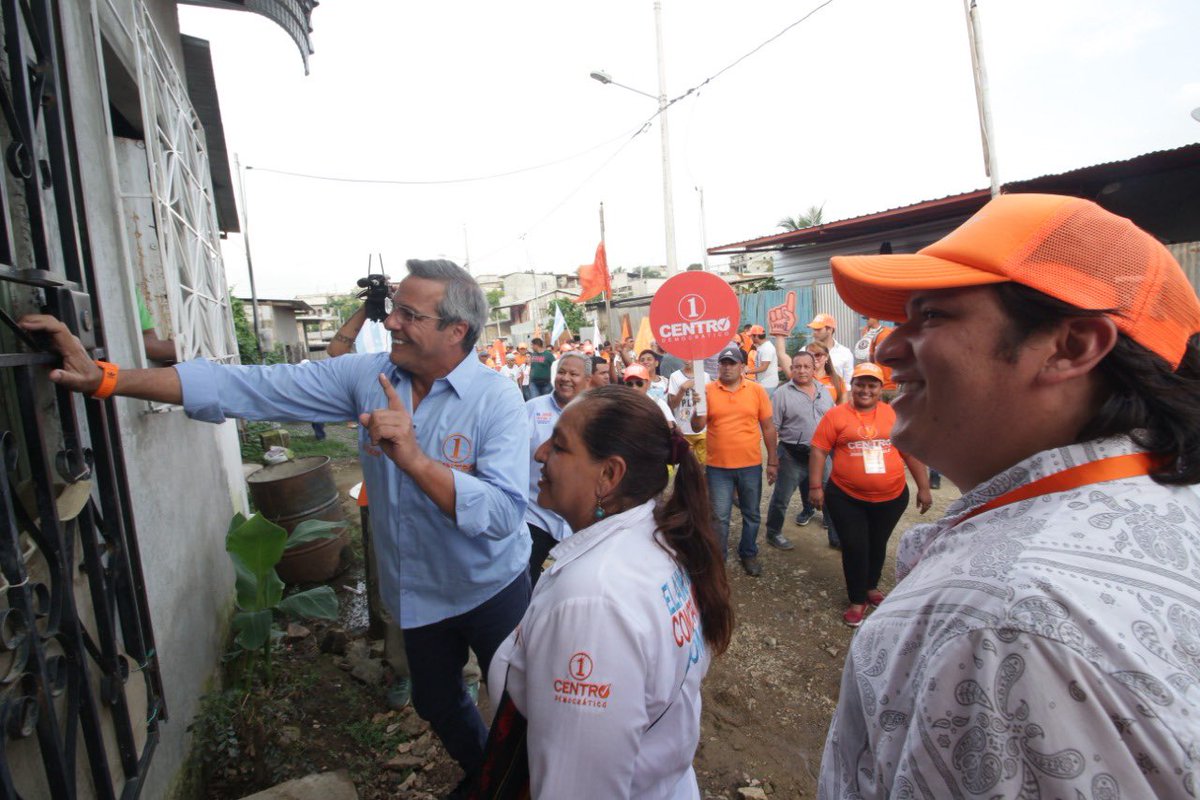 JorgeVelezVelez's tweet photo. En concentración masiva #TrinidaddeDios de #MonteSinaí, le dijo a @jimmyjairala que quiere una ciudad diferente. Los habitantes no tienen Escrituras, ni servicios básicos. El programa de @interagua es irregular y causa incomodidad #ElMejorGuayaquilDeTodosLosTiempos está por venir https://t.co/KKHnCNABm3