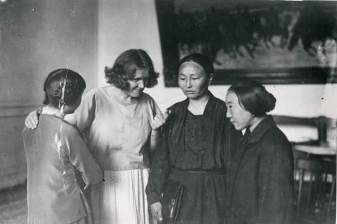 Mongoliahistory's tweet photo. Д.Сүхбаатарын гэргий Янжмаа, Д.Нацагдоржийн гэргий Пагмадулам нар Коммунист Интернационалын V бага хурлын завсарлагааны үеэр. 1924 он. #WomensDay https://t.co/VQvnHrKn3m