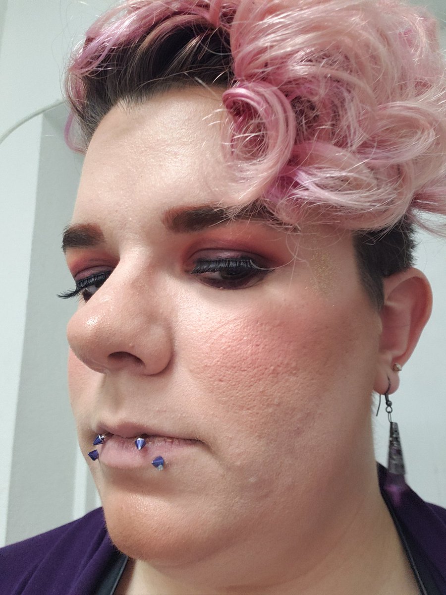 goatdadjaxx's tweet photo. What's up Twitter~ I'm really feeling myself today~ #makeup #FeelingMyself #nonbinarybeauty https://t.co/HmNKT5pmue