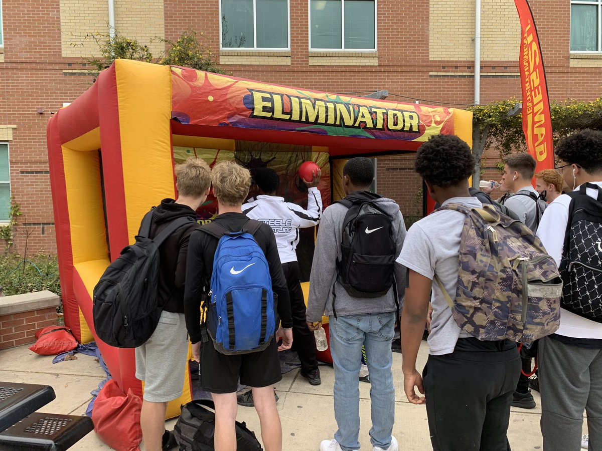 SHSStuCo78108's tweet photo. Mix-it-Up Day 2019 is a success! βbe kind.β #kindweek @Steele78108 @skpals https://t.co/Qj12iU5VLh