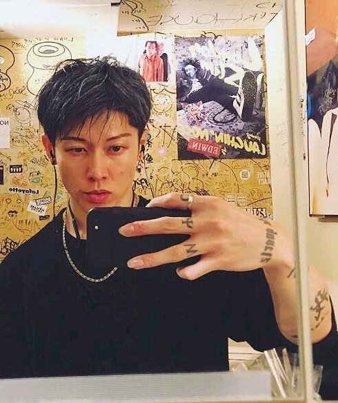 MiyaviToday's tweet photo. 2018.03.08 Backstage vibes #Day2Worldtour 
#MIYAVIonthisday #MIYAVI https://t.co/9G13Vv9j9Y