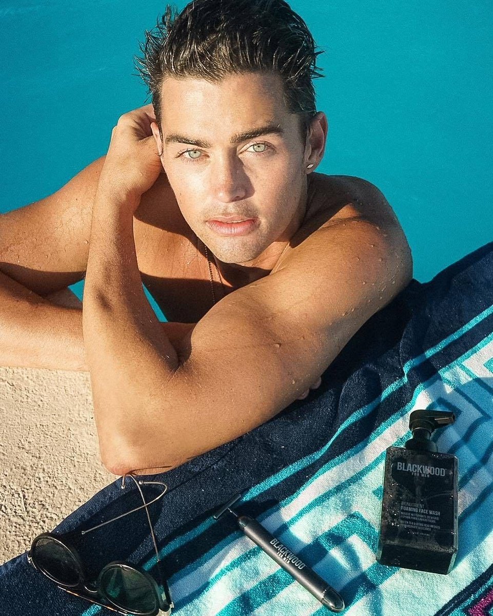 Blackwoodformen's tweet photo. The flawless skin and piercing green eyes of @sterlingf44 are a great reminder of the clarifiying #GreenTea in our #BioNutrient Foaming Face Wash. It clears blemishes and inflammation, while also protecting your face from sun damage and signs of aging. Now at @Target.com🎯 https://t.co/hzFBaRnlKm