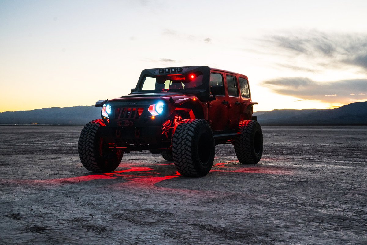 MetraElectronic's tweet photo. Seeing red with #HeiseLED #Jeep headlights, accent lights, cube lights &amp; more. #Throwback to #SEMA2017 with Vincent Dezigns 

#OIIIIIIIO #JeepWrangler #Jeeplights #jeeps #customjeeps #offroad #semashow https://t.co/hZSALZBuQt