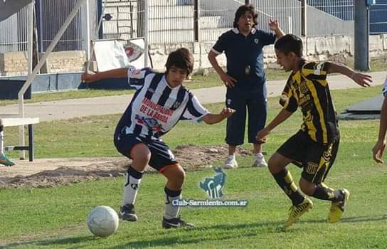 Se cita a los jugadores de Div. Inferiores del Club y a los niños que quieran formar parte de la flia. Sarmientista (cat.2002,2003,2004 y 2005) el día 11 de Marzo a las 18:30hs.en las instalaciones del Club para comenzar los entrenamientos, de cara al inicio del Torneo de la LSF.