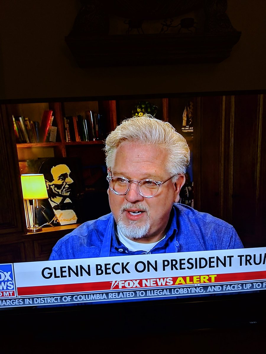 GabeO21's tweet photo. Just saw Colonel Sanders on Fox tv. @glennbeck would love some no carb popcorn chicken! https://t.co/N2nYeNfJDJ