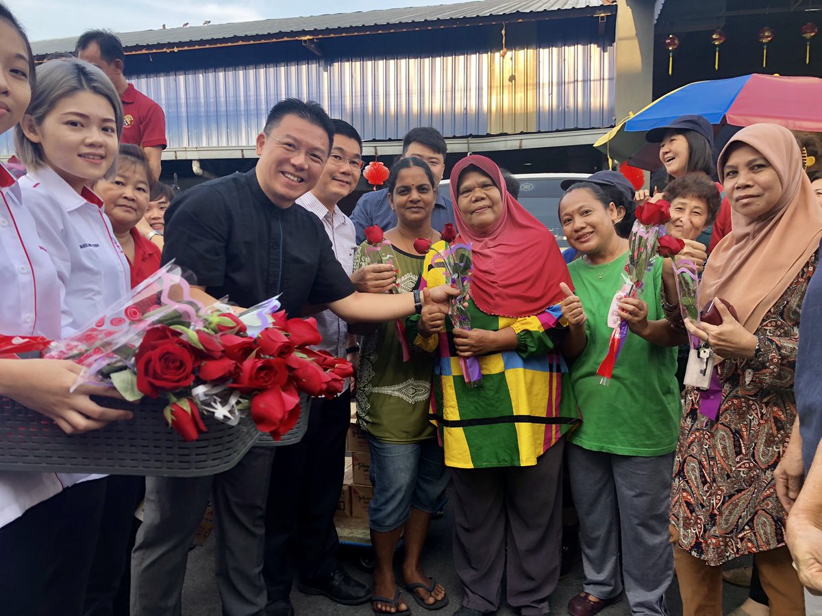 NgaKorMing's tweet photo. Sempena Hari Wanita Sedunia hari ini, pasukan khidmat DAP Taiping melawat pasar menyatuni warga wanita yang dikasihi &amp; menghadiahkan bunga ros &amp; lotion tangan kepada mereka.Teruja dengan sambutan luar biasa dari rakyat pelbagai kaum.Happy Women’s Day! 🌹🌹@dapmalaysia @bharianmy https://t.co/QV0OPNK2WK