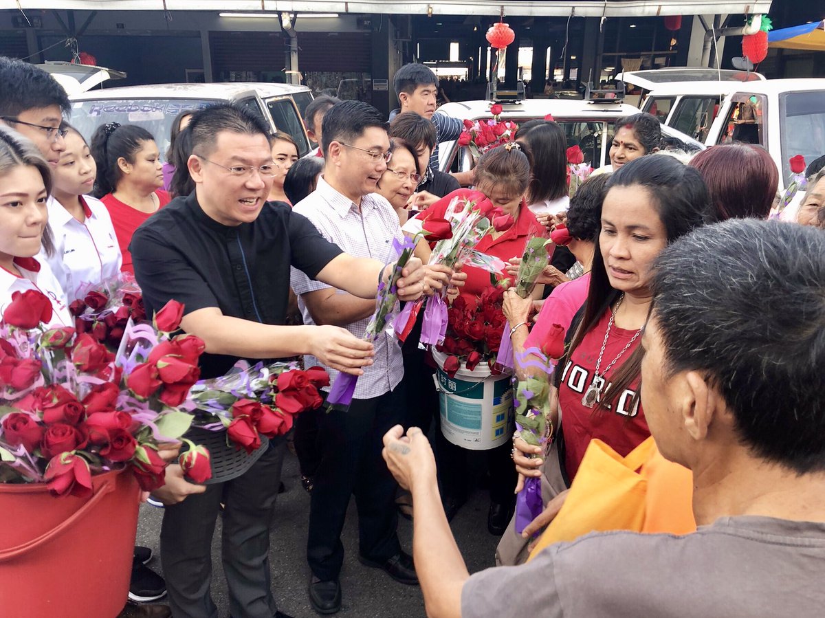 NgaKorMing's tweet photo. Sempena Hari Wanita Sedunia hari ini, pasukan khidmat DAP Taiping melawat pasar menyatuni warga wanita yang dikasihi &amp; menghadiahkan bunga ros &amp; lotion tangan kepada mereka.Teruja dengan sambutan luar biasa dari rakyat pelbagai kaum.Happy Women’s Day! 🌹🌹@dapmalaysia @bharianmy https://t.co/QV0OPNK2WK