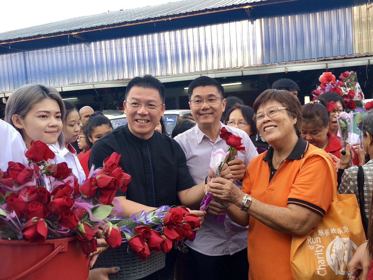 NgaKorMing's tweet photo. Sempena Hari Wanita Sedunia hari ini, pasukan khidmat DAP Taiping melawat pasar menyatuni warga wanita yang dikasihi &amp; menghadiahkan bunga ros &amp; lotion tangan kepada mereka.Teruja dengan sambutan luar biasa dari rakyat pelbagai kaum.Happy Women’s Day! 🌹🌹@dapmalaysia @bharianmy https://t.co/QV0OPNK2WK
