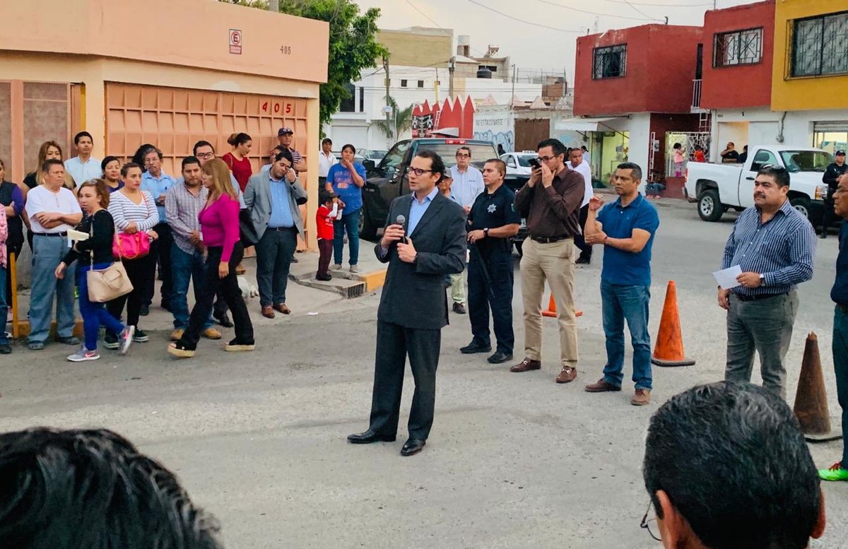 navaslp's tweet photo. Estamos recorriendo las calles que han sido recuperadas con el programa de rehabilitación de vialidades, hoy estuvimos en La San Luis Rey platicando con los principales usuarios. Seguiremos  #RecuperandoElCamino #SLP https://t.co/6BneYGr2bh