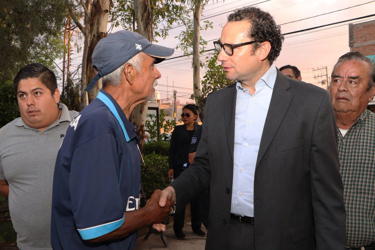 navaslp's tweet photo. Estamos recorriendo las calles que han sido recuperadas con el programa de rehabilitación de vialidades, hoy estuvimos en La San Luis Rey platicando con los principales usuarios. Seguiremos  #RecuperandoElCamino #SLP https://t.co/6BneYGr2bh