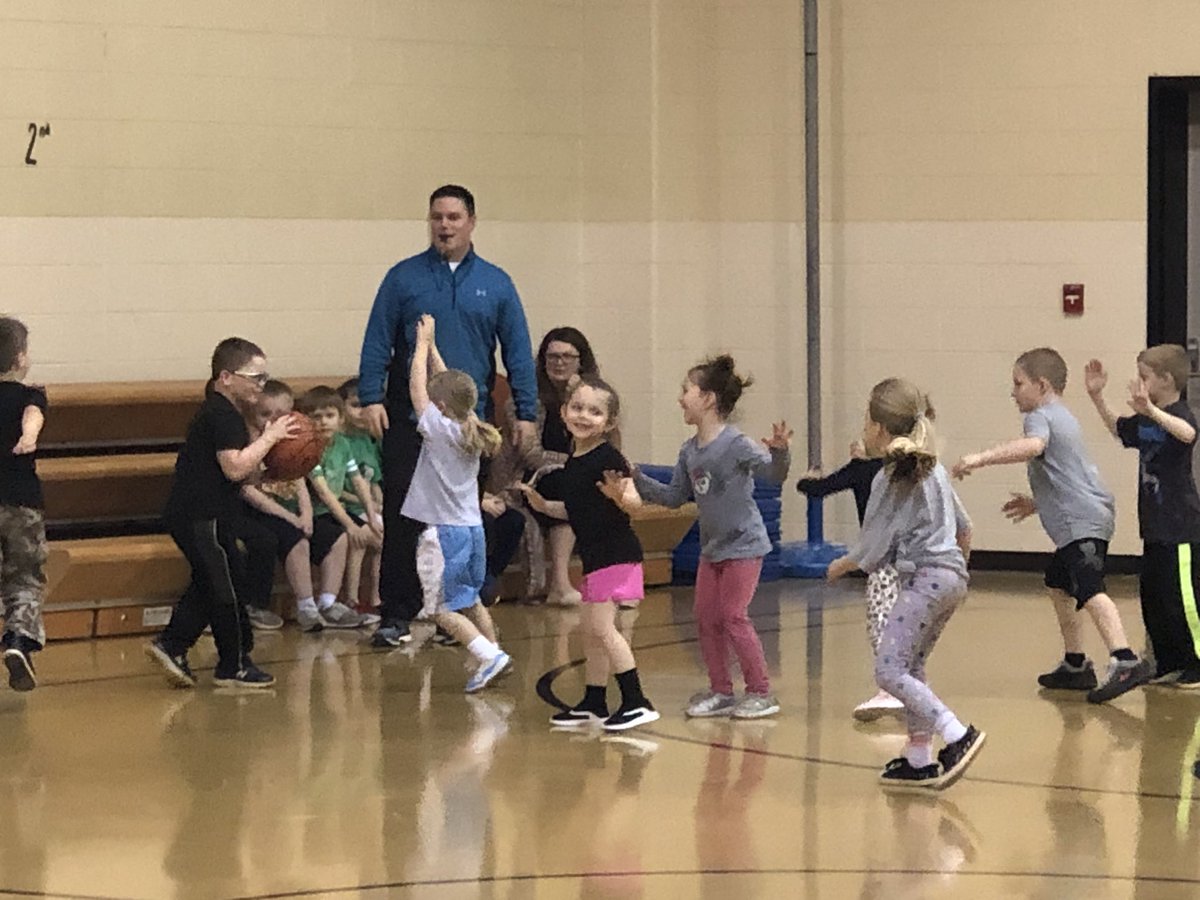 DTRmomof3's tweet photo. March Madness tonight at the Montvale Castle was lots of fun!  The knights had a great time playing basketball against their classmates!  Congratulations  to each homeroom that became grade level champions! https://t.co/E0w2KgfZDs