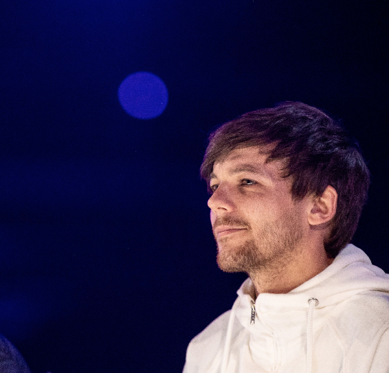 RollingStone's tweet photo. Hear Louis Tomlinson’s tribute to his late mother on his poignant new song, “Two of Us” https://t.co/vzyps1YQYz https://t.co/i1Vzwv15A7