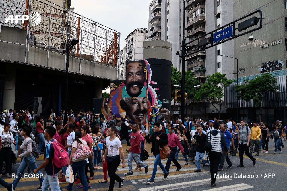 AFPespanol's tweet photo. Apagón deja a oscuras a casi toda Venezuela #AFP https://t.co/82QxJmwtKS https://t.co/qxBdnLsLTn