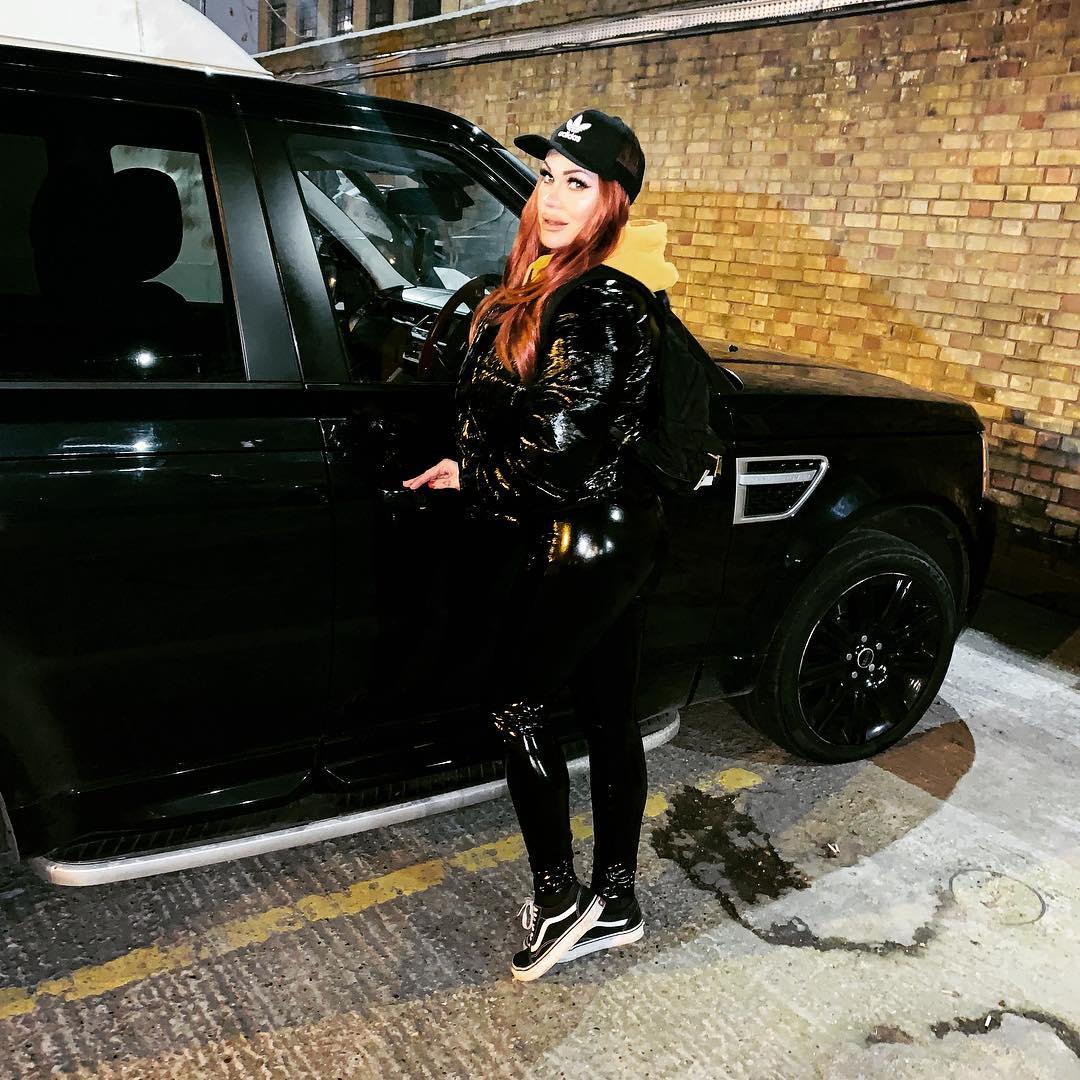 leatherlatexpvc's tweet photo. Tanya Kay @tanya_makeovers - #oufitstyle #addidas #riverisland #shinypuffa #champion #croppedhoodie #oldskoolvans #shinyleggings #rangerover #londonfashion #bricklane #fashion #style #styleblogger - Insta Stalker https://t.co/28j4QRv1bR https://t.co/dkkRDO3edT