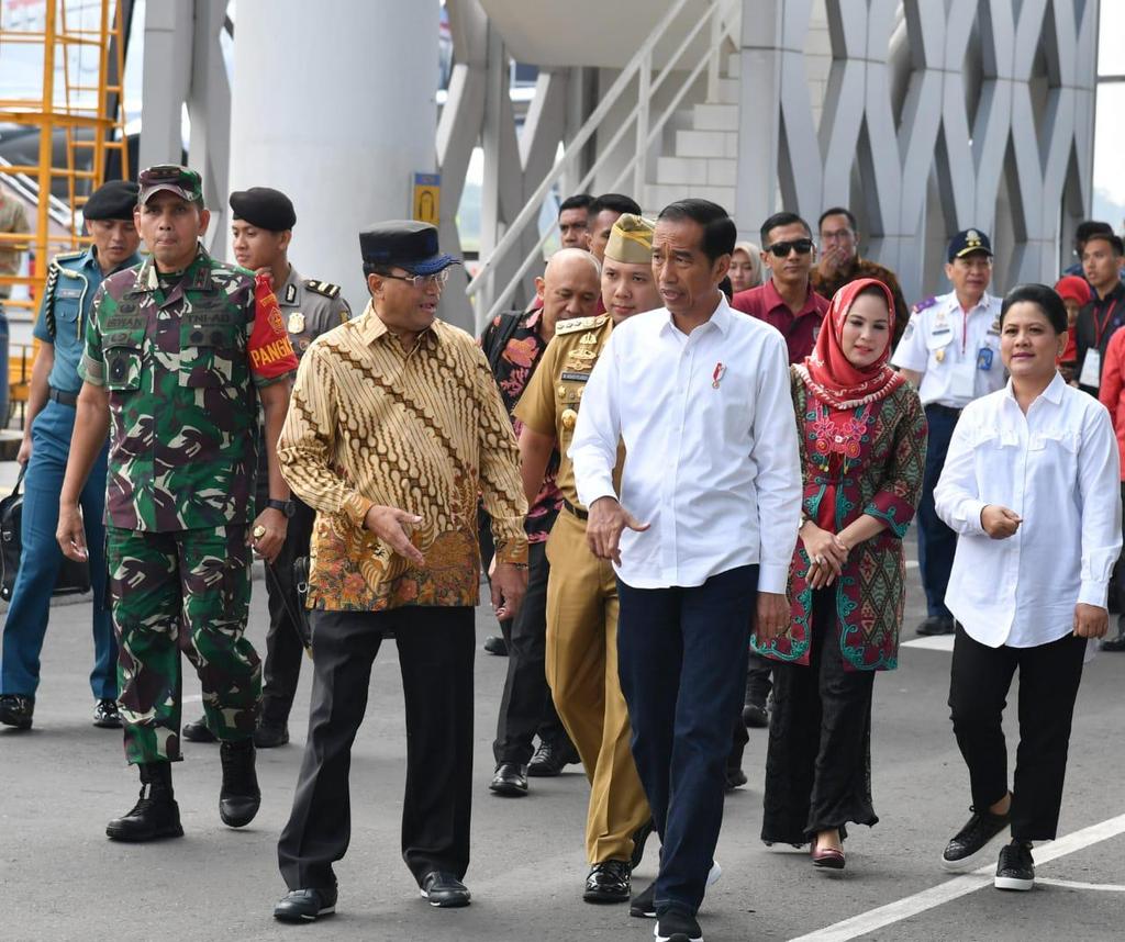 Selamat tukuk, Lampung. Sekitar pukul tujuh pagi ini, saya tiba di di Bandar Udara Radin Inten II, Lampung Selatan. 

Terminal baru bandara ini begitu megah, modern, dan siap untuk diresmikan bersama Terminal Baru Bandar Udara Silampari di Kota Lubuklinggau.