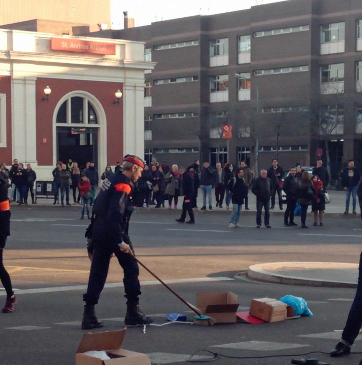 Després de ser desallotjades violentament pels mossos de la meridiana i idenificades una a una amb pràctiques il·legals, els comitès de la #perifèria marxem a les nostres cercaviles! La repressió no aturarà la #VagaGeneralFeminista Ens trobem a la Plaça Roja, Ciutat Meridiana ✊🏿