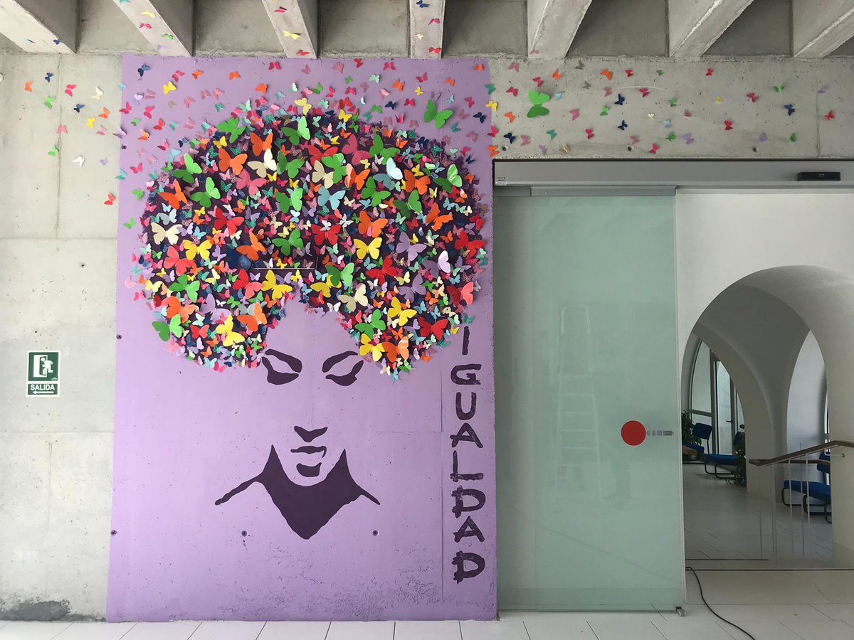 Alumnas y alumnos de segundo de la ESO del <a href="/iespabloolavide/">iespabloolavide</a> de La Luisiana y El Campillo han realizado en el Patio del Ayuntamiento un mural en conmemoración del 8 de marzo, Día Internacional de la Mujer. Cada mariposa representa a una mujer de nuestro pueblo.