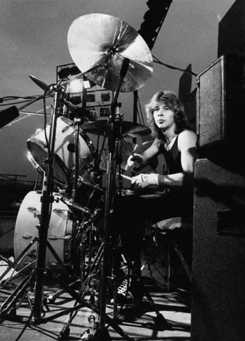 Clive Burr
born on 8th March 1957 in London.
Happy birthday wherever you might be now, chap ! 