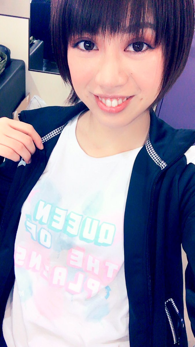 NatikoU18's tweet photo. DMCでクイックドロウの時にお世話になったスタッフさんに再会しまして、嬉しいなぁと思いつつ、もうそろそろあれから1年経つんだと思うとびっくりしてます。
そして今日はジェーンTシャツ着てるという笑
またみんなにお会いしたいなぁ☺️

#DMC
#bpmqd https://t.co/WYaJwGV43y