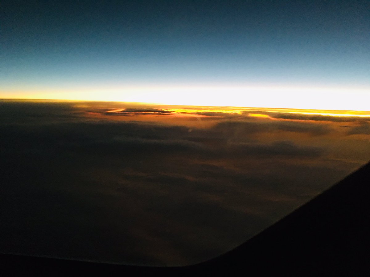 peytour13's tweet photo. Sun rise over Atlantic between 35N050W and 38N045W from outside and from inside #AF429 #B787 #Dreamliner #avgeeks #pilotlife https://t.co/JLrWGv1Rty