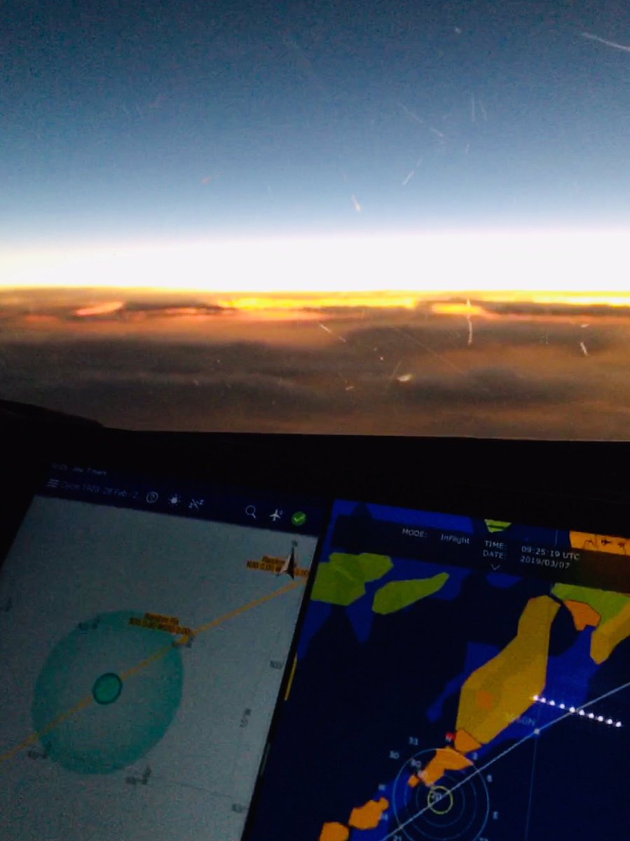 peytour13's tweet photo. Sun rise over Atlantic between 35N050W and 38N045W from outside and from inside #AF429 #B787 #Dreamliner #avgeeks #pilotlife https://t.co/JLrWGv1Rty