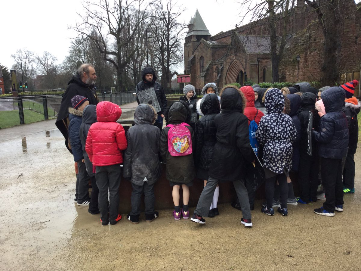 CLASS4BLONGSHAW's tweet photo. The weather wasn't great but the kids loved every minute #Romantrip Thanks @RomanDewa https://t.co/ya2Tszous2