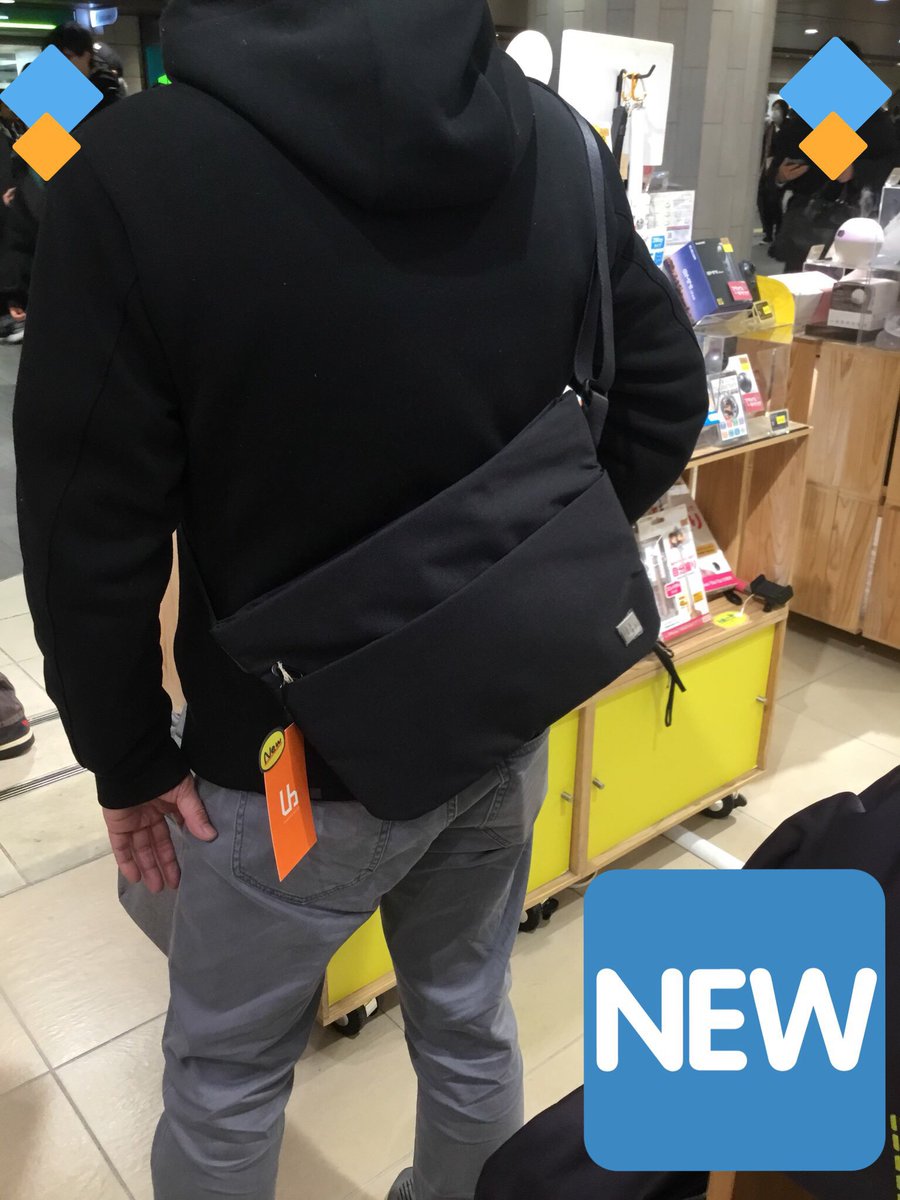 EkimoElecom's tweet photo. ⭐️スタンダードバッグシリーズ新商品⭐️
第2弾  ショルダーポーチ😊

10.1インチのタブレット収納OK！
ちょっとした外出に最適なサコッシュタイプ✨

飛行機や新幹線などの出張の移動時、
必要なものだけ手元に持ちたい時にも便利です😆
#ELECOM #バッグ https://t.co/eHAZ07X2qd