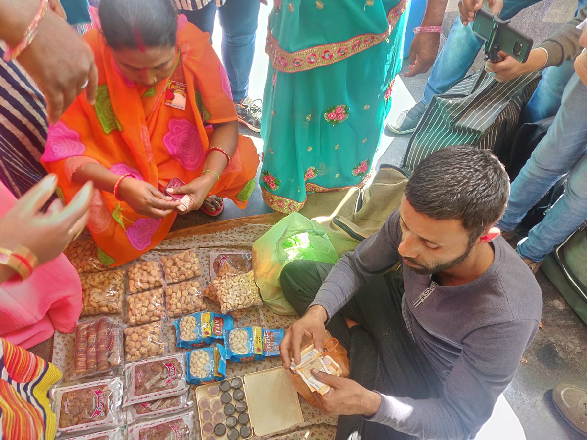 alok_pandey's tweet photo. Feel good pic for today ! Abdul Salam is one of the two dry fruit sells from #Kashmir who was assaulted by goons in saffron kurtas in #Lucknow on Wednesday .Citizens of Lucknow had intervened . Today Mr Salam is back to doing what he does best . Business . Hope it stays this way https://t.co/dlwYCQEKC0