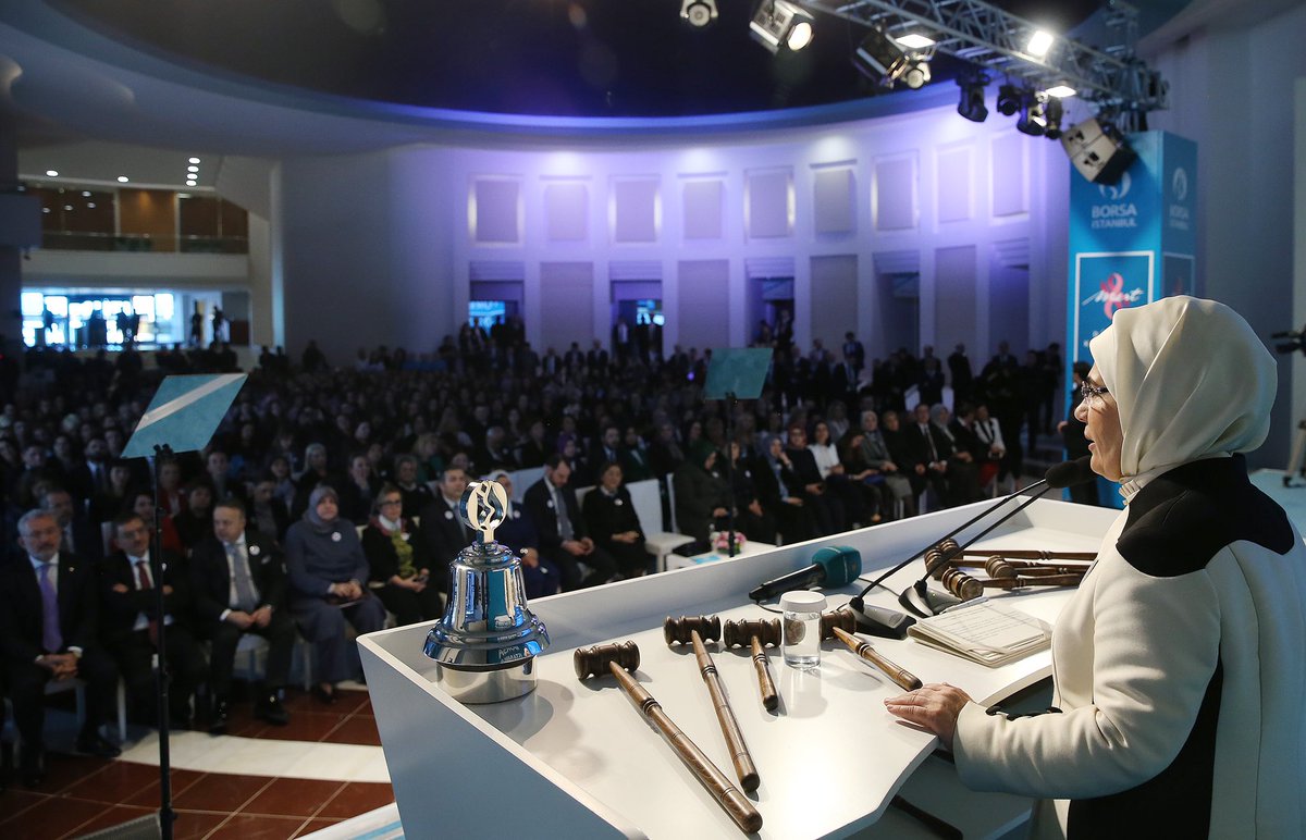 Bugün Borsa İstanbul’da kadınların önündeki her türlü görünmez duvarı yıkmak, cam tavanları kaldırmak üzere gongu çaldık. Hayırlı olmasını diliyorum. #8MartDünyaEmekçiKadınlarGünü