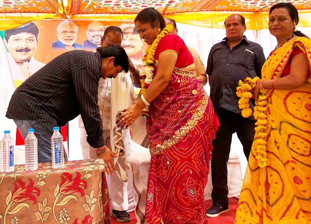 Ramesh_Mendola's tweet photo. #WomensDay
 पर हुए महिला सशक्तिकरण सम्मेलन में स्वावलंबन की मिसाल बनी करीब 3 सौ महिलाएं उपस्थित थी। महिला उद्यमियो से उनके समक्ष आ रही चुनौतियों और संभावनाओं पर चर्चा कर सफल उद्यमियों का सम्मान किया। सार्थक आयोजन के लिए अम्बेडकर मण्डल के महामंत्री @VinayHardiya2
को बधाई। https://t.co/DcbAJxGkUK