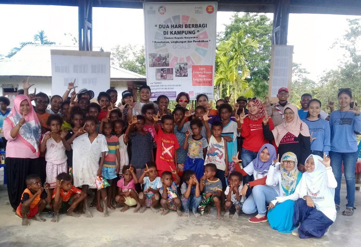 nadineravaud's tweet photo. Meet Nur, she is one of the #MYWorld2030 #SDGs Advocates working at the grassroots level in Indonesia 🇮🇩 #IWD2019 #WomensDay #Act4SDGs #SDG4 #SDG10 💪 Vote here ---> https://t.co/525gCawG1l https://t.co/xVrdfO5LYp