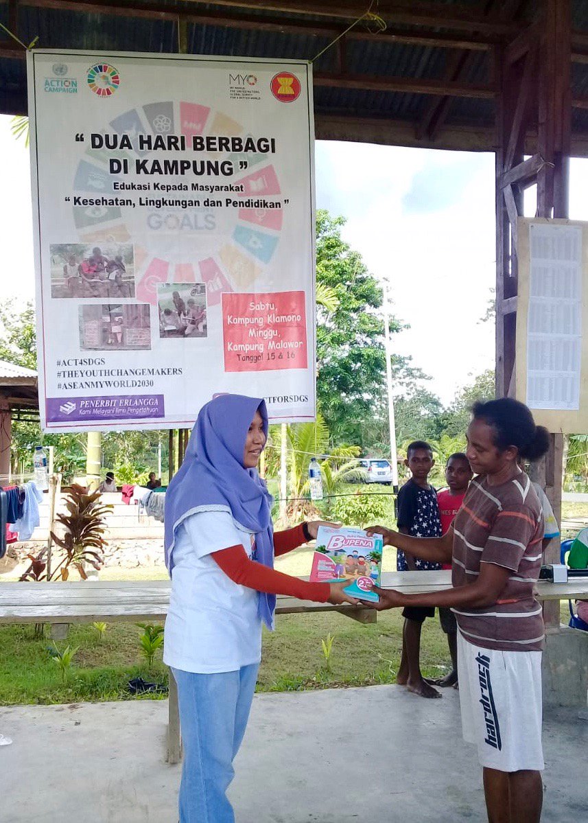 nadineravaud's tweet photo. Meet Nur, she is one of the #MYWorld2030 #SDGs Advocates working at the grassroots level in Indonesia 🇮🇩 #IWD2019 #WomensDay #Act4SDGs #SDG4 #SDG10 💪 Vote here ---> https://t.co/525gCawG1l https://t.co/xVrdfO5LYp