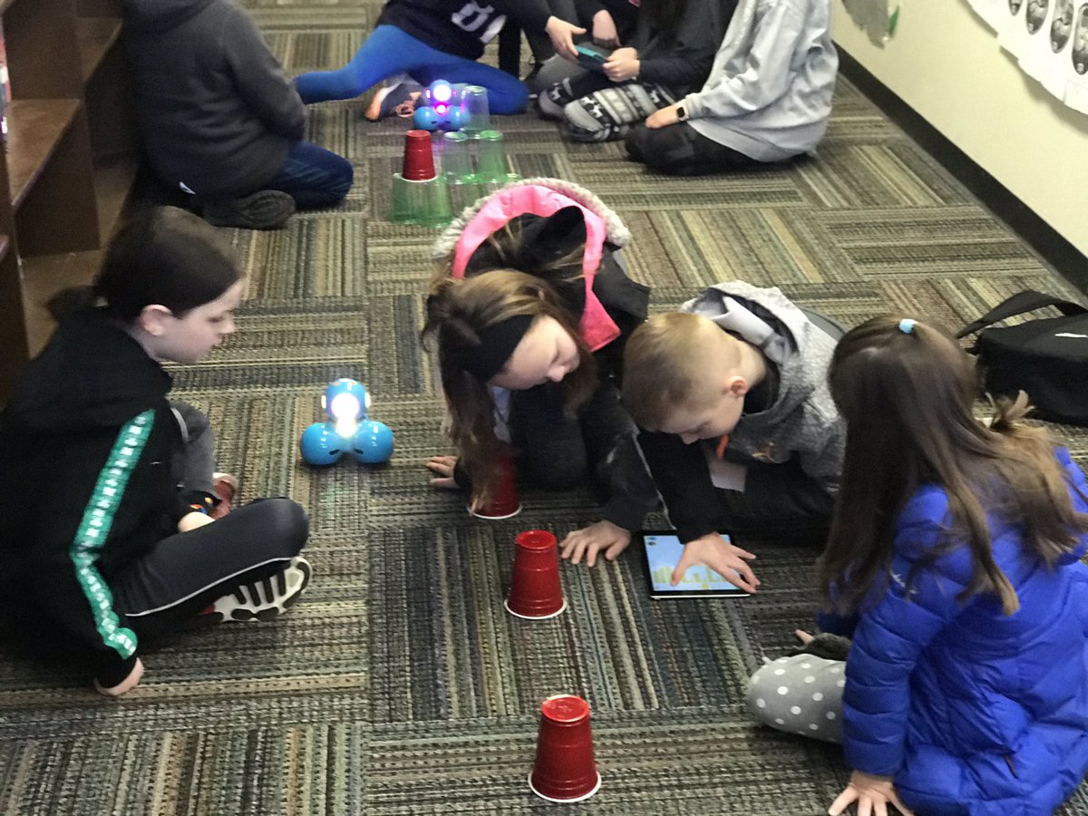 kathsan's tweet image. Amazing turnout this morning for our drop in coding session with @Killamnews students! @STEMReading #codeorg #dashdot